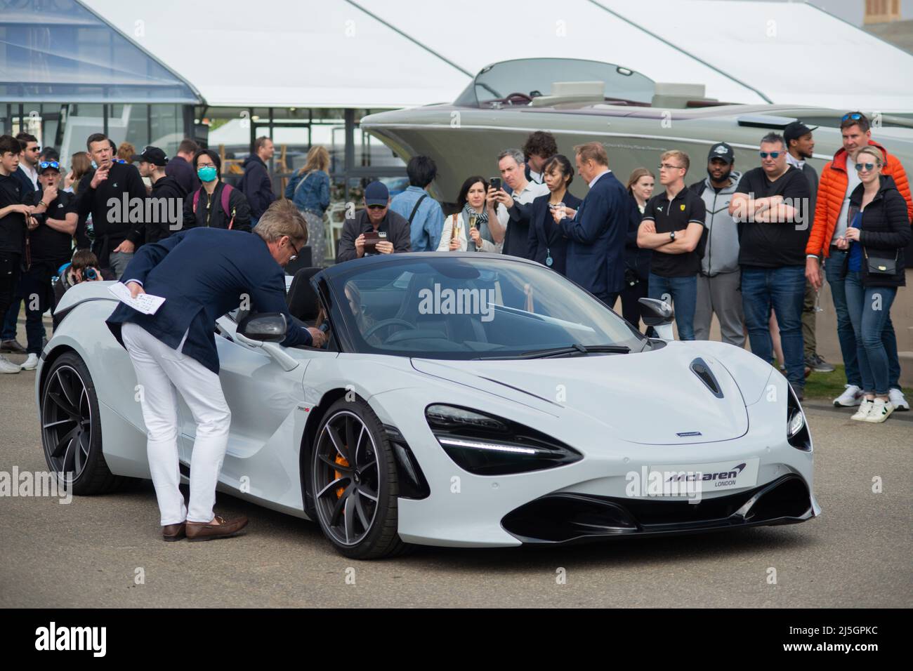 London, Großbritannien. 23. April 2022. Salon Prive zeigt High-End-Autos im Royal Hospital, Chelsea. Auf den Rasenflächen des historischen Royal Hospital Chelsea Reihen sich die größten Supersportwagen, Sportwagen und Luxusautos der weltweit führenden Hersteller zusammen. Auf der Messe sind die neuesten Modelle von Aston Martin, Bgatti, Lamborghini, Maserati, Porsche und Rolls-Royce zu sehen - viele Models geben ihr Debüt in Großbritannien, live auf der Veranstaltung. Chelsea Rentner mischten sich mit der Öffentlichkeit, die aus Ghana, Thailand und darüber hinaus kam. Kredit: Peter Hogan/Alamy Live Nachrichten Stockfoto