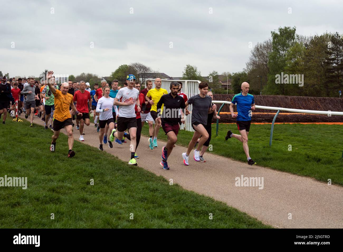 Läufer starten Warwick Racecourse Parklrun, Warwickshire, Großbritannien Stockfoto