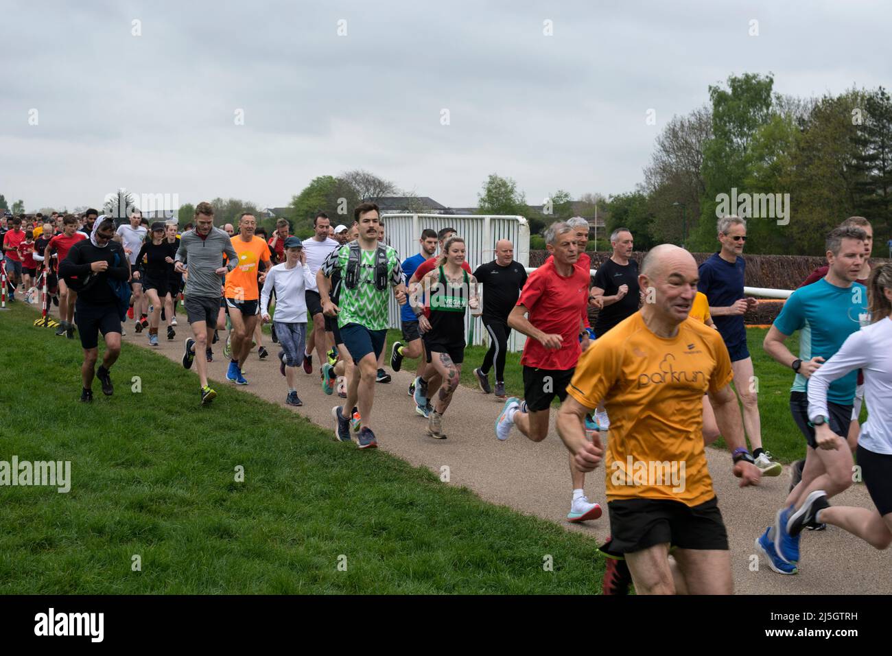 Läufer starten Warwick Racecourse Parklrun, Warwickshire, Großbritannien Stockfoto