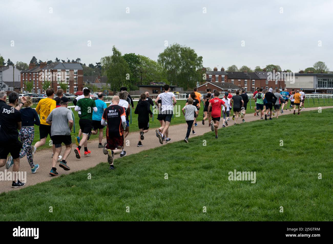 Läufer starten Warwick Racecourse Parklrun, Warwickshire, Großbritannien Stockfoto