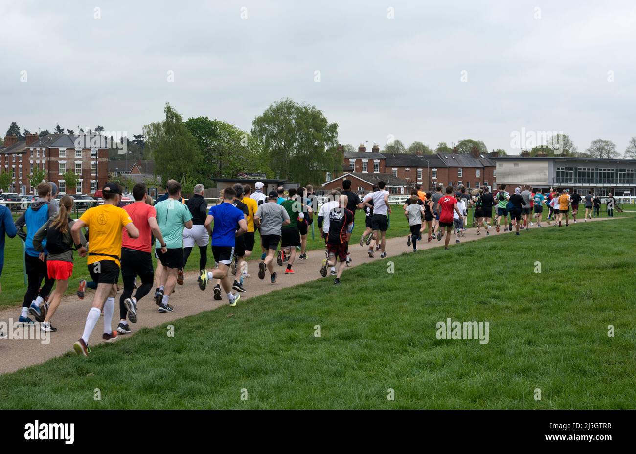 Läufer starten Warwick Racecourse Parklrun, Warwickshire, Großbritannien Stockfoto