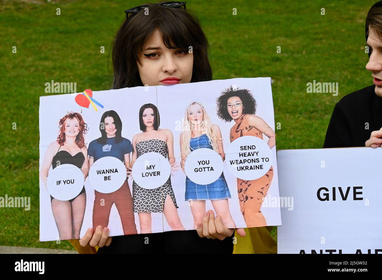 London, Großbritannien. Ein Gewürzmädchen-Fan verleiht ihrem Protest Humor und vermittelt gleichzeitig eine ernsthafte Botschaft. Mitglieder der ukrainischen Gemeinschaft nahmen an einer Kundgebung gegenüber der Downing Street Teil, um den Westen aufzufordern, mehr zu tun, um sie in ihrem Kampf gegen die Invasion Russlands in ihr Land zu unterstützen. Stockfoto London, Großbritannien. Ein Gewürzmädchen-Fan verleiht ihrem Protest Humor und vermittelt gleichzeitig eine ernsthafte Botschaft. Mitglieder der ukrainischen Gemeinschaft nahmen an einer Kundgebung gegenüber der Downing Street Teil, um den Westen aufzufordern, mehr zu tun, um sie in ihrem Kampf gegen die Invasion Russlands in ihr Land zu unterstützen. Stockfoto