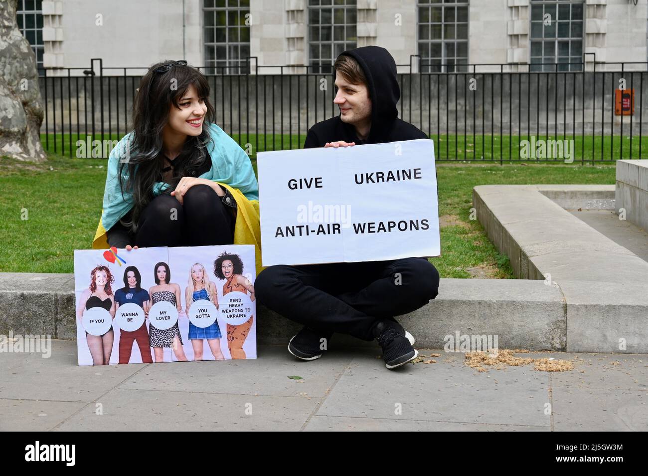 London, Großbritannien. Ein Gewürzmädchen-Fan verleiht ihrem Protest Humor und vermittelt gleichzeitig eine ernsthafte Botschaft. Mitglieder der ukrainischen Gemeinschaft nahmen an einer Kundgebung gegenüber der Downing Street Teil, um den Westen aufzufordern, mehr zu tun, um sie in ihrem Kampf gegen die Invasion Russlands in ihr Land zu unterstützen. Stockfoto London, Großbritannien. Ein Gewürzmädchen-Fan verleiht ihrem Protest Humor und vermittelt gleichzeitig eine ernsthafte Botschaft. Mitglieder der ukrainischen Gemeinschaft nahmen an einer Kundgebung gegenüber der Downing Street Teil, um den Westen aufzufordern, mehr zu tun, um sie in ihrem Kampf gegen die Invasion Russlands in ihr Land zu unterstützen. Stockfoto