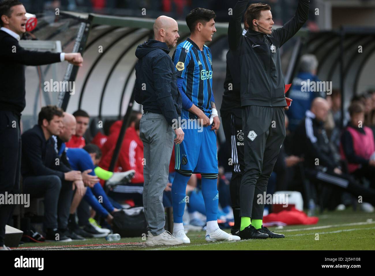 NIJMEGEN - (lr) Ajax-Trainer Erik ten Hag, Edson Alvarez oder Ajax während des niederländischen Eredivisie-Spiels zwischen NEC und Ajax im Stadion De Goffert am 23. April 2022 in Nijmegen, Niederlande. ANP JEROEN PUTMANS Stockfoto