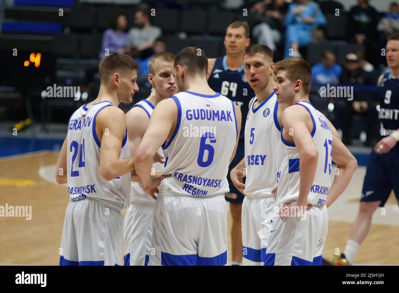 Sankt Petersburg, Russland. 23. April 2022. Vladislav Trushkin (Nr. 5), Aleksander Gudumak (Nr. 6), Timofei Gerasimov (Nr. 24) von Enisey, die während des Finals des VTB United League Basketballspiels zwischen Zenit und Enisey in der Sibur Arena 1/4 gesehen wurden. Endstand; Zenit Saint Petersburg 104:55 Enisey Krasnoyarsk. (Foto von Maksim Konstantinov/SOPA Images/Sipa USA) Quelle: SIPA USA/Alamy Live News Stockfoto