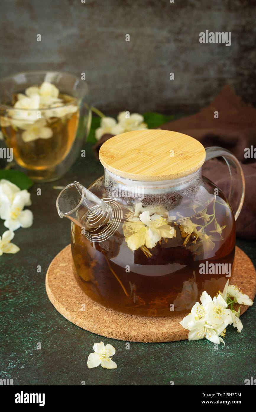 Therapeutischer Kräutertee. Heißer grüner Tee mit Jasminblüten in einer ...
