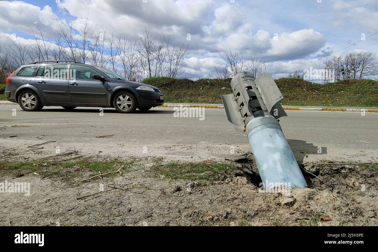 Nicht explodierte russische Rakete, die während des russischen Krieges in der Ukraine 2022 auf der Straße in Hostomel aufragte. Russische Kriegsagression in der Ukraine Stockfoto