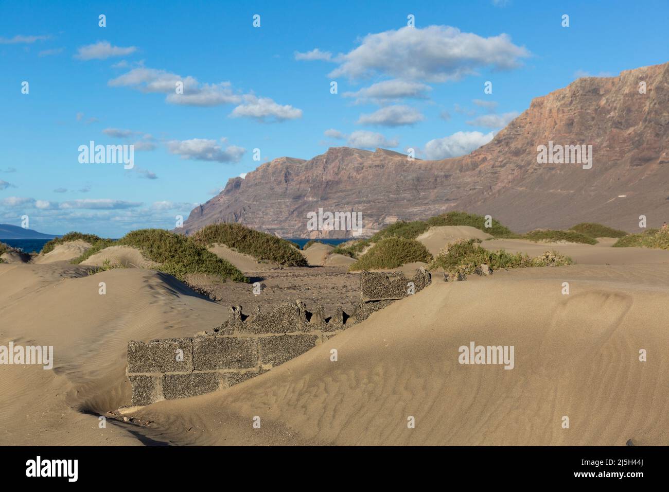 Die Natur hat die Zivilisation auf der Insel Lanzarote verschluckt Stockfoto