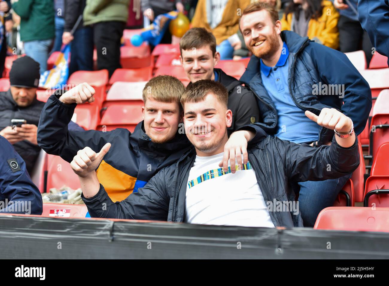 LONDON, GROSSBRITANNIEN. APR 23. Shrewsbury Town-Fans während des Sky Bet League 1-Spiels zwischen Charlton Athletic und Shrewsbury Town am Samstag, dem 23.. April 2022 im The Valley, London. (Kredit: Ivan Yordanov | MI Nachrichten) Kredit: MI Nachrichten & Sport /Alamy Live Nachrichten Stockfoto