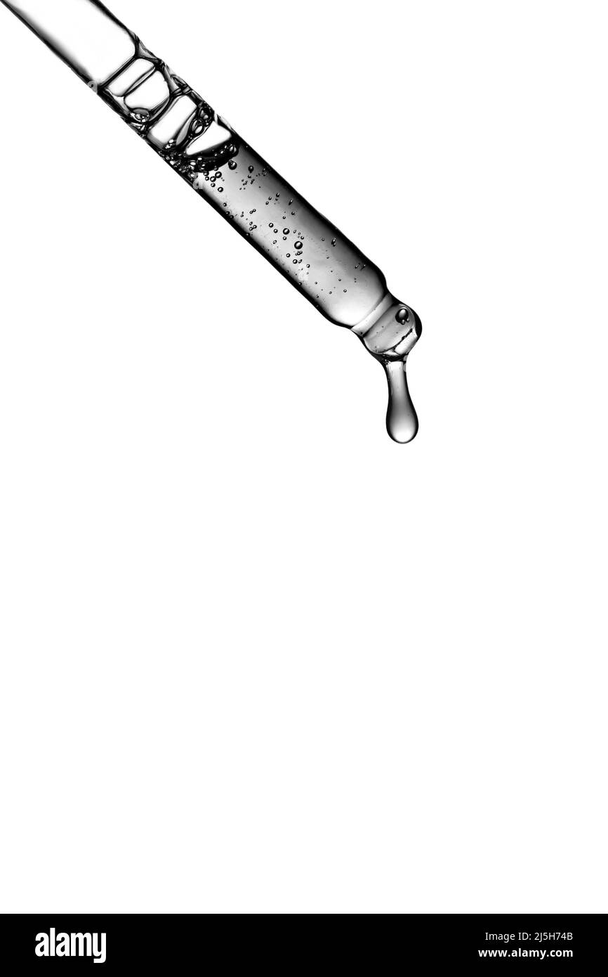 Nahaufnahme einer kosmetischen Pipette mit Essenz und klarem Tropfen auf weißem Hintergrund. Stockfoto