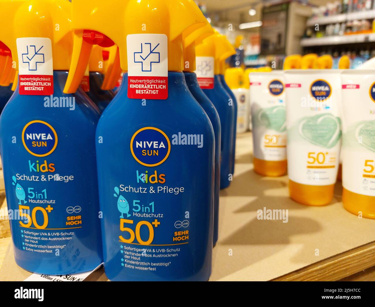 Nivea Sonnenschutzspray in einem Supermarkt Stockfoto
