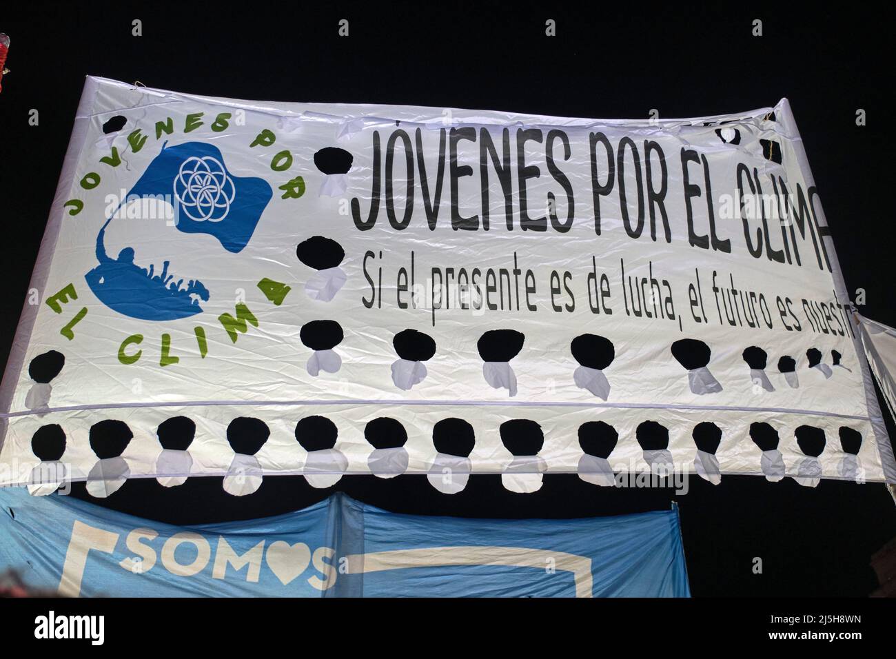 Buenos Aires, Argentinien; 22. April 2022: Earth Day Demonstration, Banner der Umweltorganisation Youth for Climate und die Botschaft If the Stockfoto
