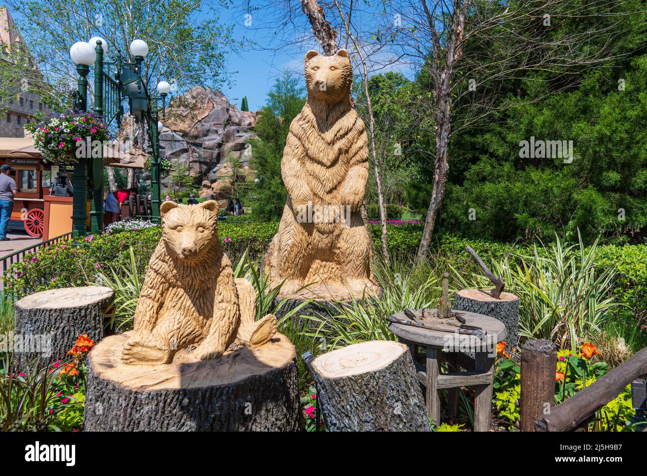 Geschnitzte Bärenstatuen am Disney Vacation Club Kiosk im Canada Pavilion in EPCOT - Walt Disney World Resort, Lake Buena Vista, Florida, USA Stockfoto