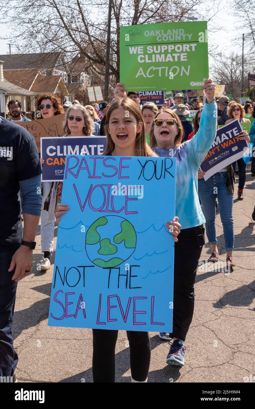 Royal Oak, Michigan, USA. 23. April 2022. Die Klimakampagne von Oakland County (Michigan) veranstaltet einen marsch und eine Kundgebung, in der die lokalen Gemeinden aufgefordert werden, Maßnahmen zur Bekämpfung der Klimakrise zu ergreifen und „Oakland County Green zu machen“. Kredit: Jim West/Alamy Live Nachrichten Stockfoto