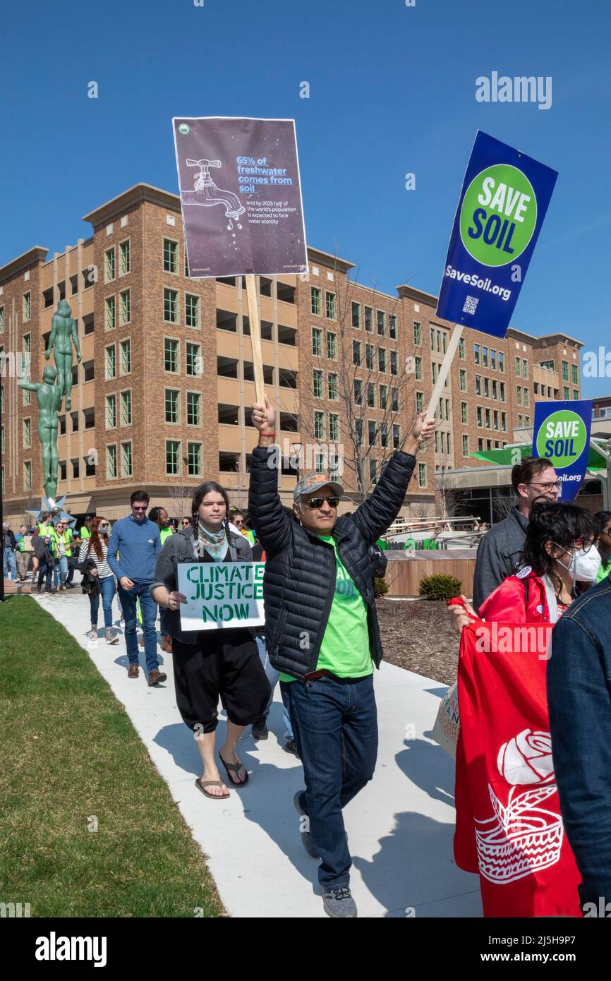 Royal Oak, Michigan, USA. 23. April 2022. Die Klimakampagne von Oakland County (Michigan) veranstaltet einen marsch und eine Kundgebung, in der die lokalen Gemeinden aufgefordert werden, Maßnahmen zur Bekämpfung der Klimakrise zu ergreifen und „Oakland County Green zu machen“. Kredit: Jim West/Alamy Live Nachrichten Stockfoto