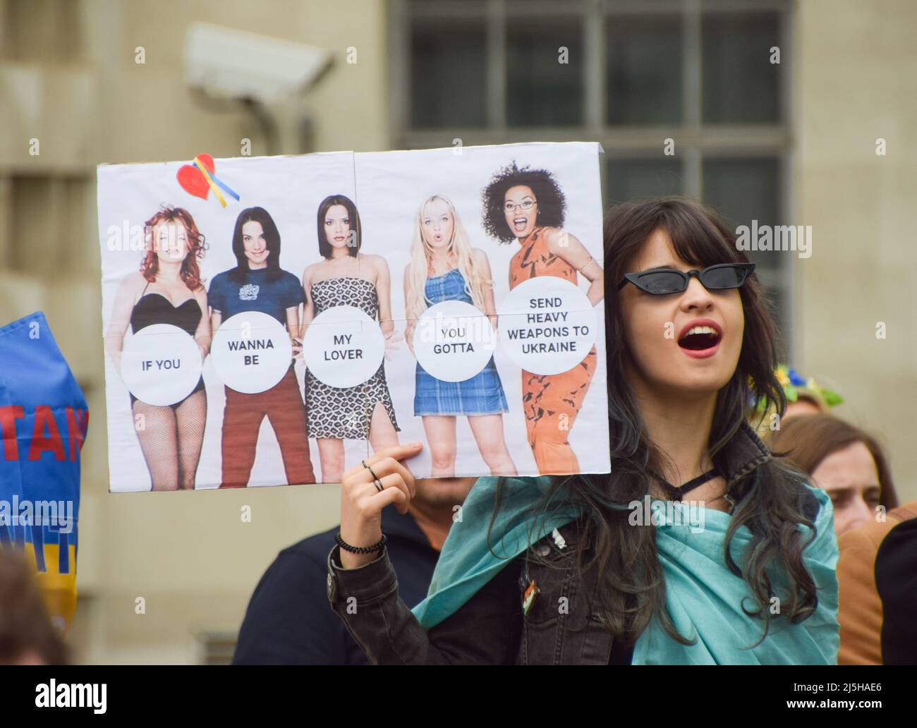 London, Großbritannien. 23. April 2022. Ein Protestant hält ein Plakat mit einem Bild der britischen Popband Spice Girls, auf dem steht: „Wenn du mein Liebhaber sein willst, musst du schwere Waffen in die Ukraine schicken“ während der Demonstration. Demonstranten versammelten sich vor der Downing Street, um sich solidarisch mit der Ukraine zu zeigen, während Russland seinen Angriff fortsetzt. (Foto: Vuk Valcic/SOPA Images/Sipa USA) Quelle: SIPA USA/Alamy Live News Stockfoto