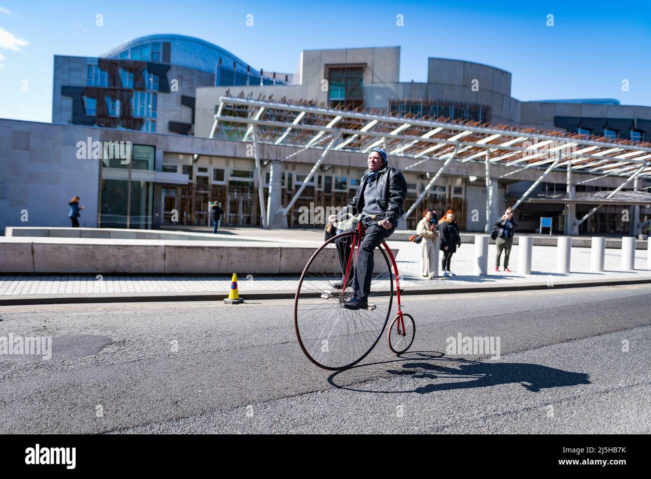 Edinburgh, Schottland. Samstag, 23. April 2022. Radfahrer nehmen an der Protestfahrt der Pedal on Parliament-Gruppe durch das Herz der schottischen Hauptstadt Teil. 2022 jährt sich Pedal zum 10.. Mal zum Parlament, einem familienfreundlichen Massenzyklus an das schottische Parlament, um die Botschaft zu senden, dass es an der Zeit ist, Schottland zu einem radfahrradfreundlichen Land zu machen. Pedal on Parliament ist eine von Freiwilligen geführte Kampagne an der Basis, die sich für bessere, sicherere und integrativere Bedingungen im Radsport für alle Altersgruppen und Fähigkeiten in Schottland einsetzen wird. Stockfoto