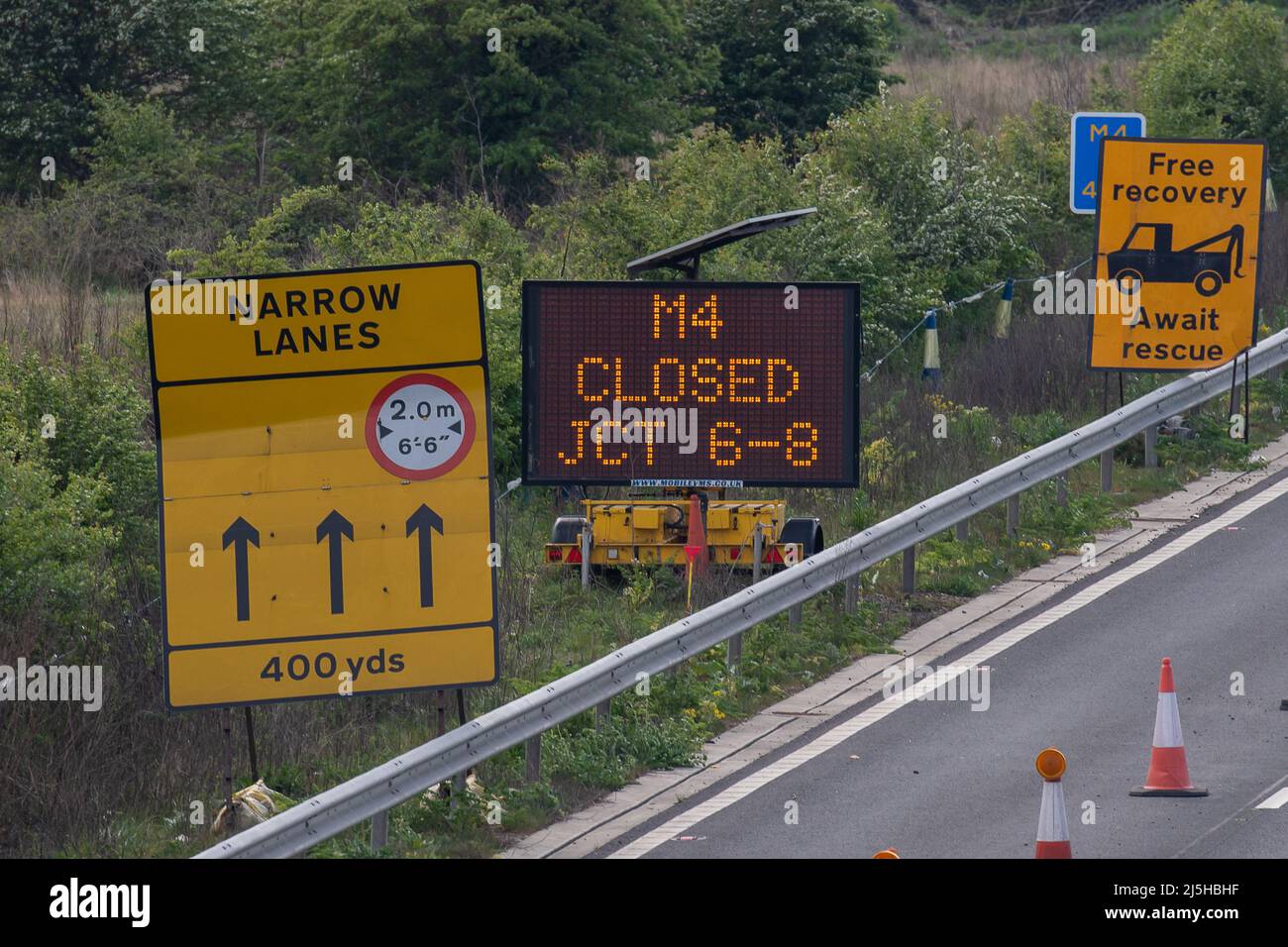 Taplow, Buckinghamshire, Großbritannien. 23.. April 2022. Die M4 ist an diesem Wochenende wieder von der Abfahrt 6 (Slough/Windsor) zur Abfahrt 8/9 (Maidenhead) für M4 Smart Motorway Road Works geschlossen. Nach einem digitalen Upgrade eines Teils des M4 werden neue variable Geschwindigkeitsbegrenzungen verwendet, jedoch wurde die harte Schulter entfernt und durch intermittierende Notfallschutzbereiche ersetzt. Zwischen 2015 und 2019 wurden auf Smart Motorways im Vereinigten Königreich 63 Todesfälle gemeldet. Quelle: Maureen McLean/Alamy Live News Stockfoto