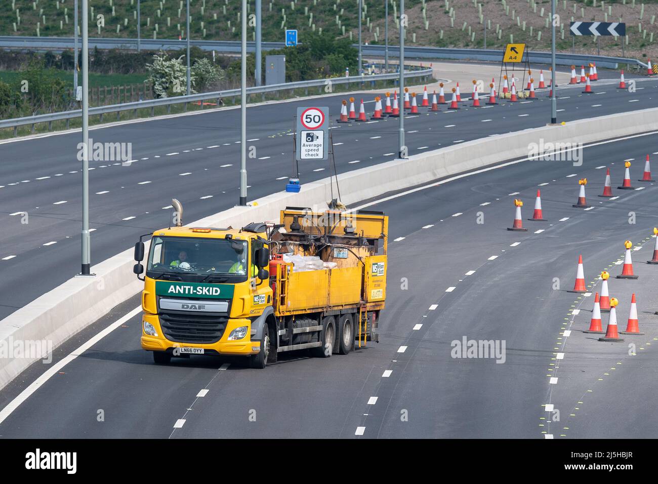 Taplow, Buckinghamshire, Großbritannien. 23.. April 2022. Die M4 ist an diesem Wochenende wieder von der Abfahrt 6 (Slough/Windsor) zur Abfahrt 8/9 (Maidenhead) für M4 Smart Motorway Road Works geschlossen. Nach einem digitalen Upgrade eines Teils des M4 werden neue variable Geschwindigkeitsbegrenzungen verwendet, jedoch wurde die harte Schulter entfernt und durch intermittierende Notfallschutzbereiche ersetzt. Zwischen 2015 und 2019 wurden auf Smart Motorways im Vereinigten Königreich 63 Todesfälle gemeldet. Quelle: Maureen McLean/Alamy Live News Stockfoto