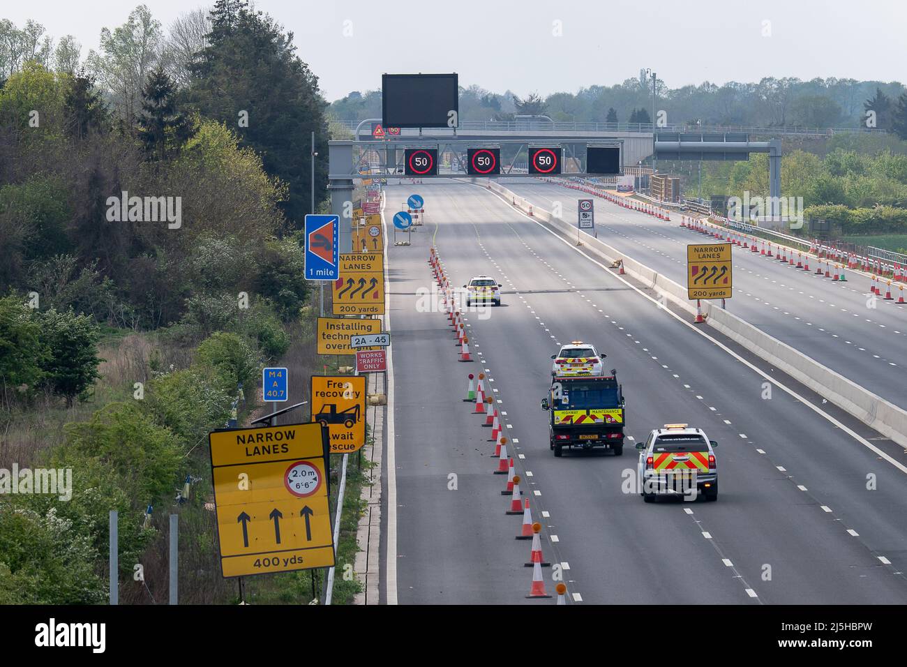 Taplow, Buckinghamshire, Großbritannien. 23.. April 2022. Die M4 ist an diesem Wochenende wieder von der Abfahrt 6 (Slough/Windsor) zur Abfahrt 8/9 (Maidenhead) für M4 Smart Motorway Road Works geschlossen. Nach einem digitalen Upgrade eines Teils des M4 werden neue variable Geschwindigkeitsbegrenzungen verwendet, jedoch wurde die harte Schulter entfernt und durch intermittierende Notfallschutzbereiche ersetzt. Zwischen 2015 und 2019 wurden auf Smart Motorways im Vereinigten Königreich 63 Todesfälle gemeldet. Quelle: Maureen McLean/Alamy Live News Stockfoto