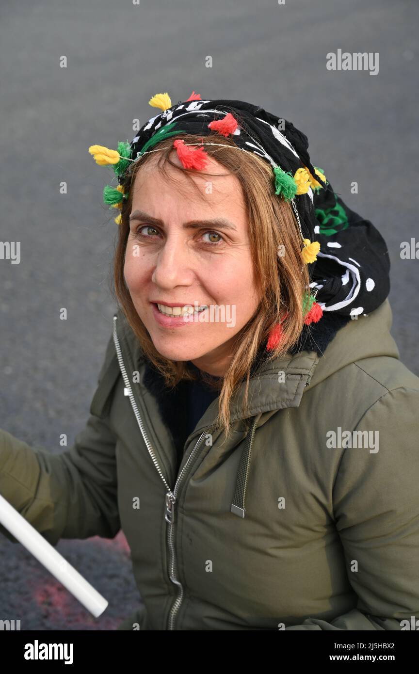 Kurdischer Protest gegen türkische Invasion in Kurdistan mit Parolen die Türken sind ein Terrorist des IS. Großbritannien stellt die Unterstützung der Türkei in Whitehall, London, Großbritannien, ein. - 23. April 2022. Stockfoto