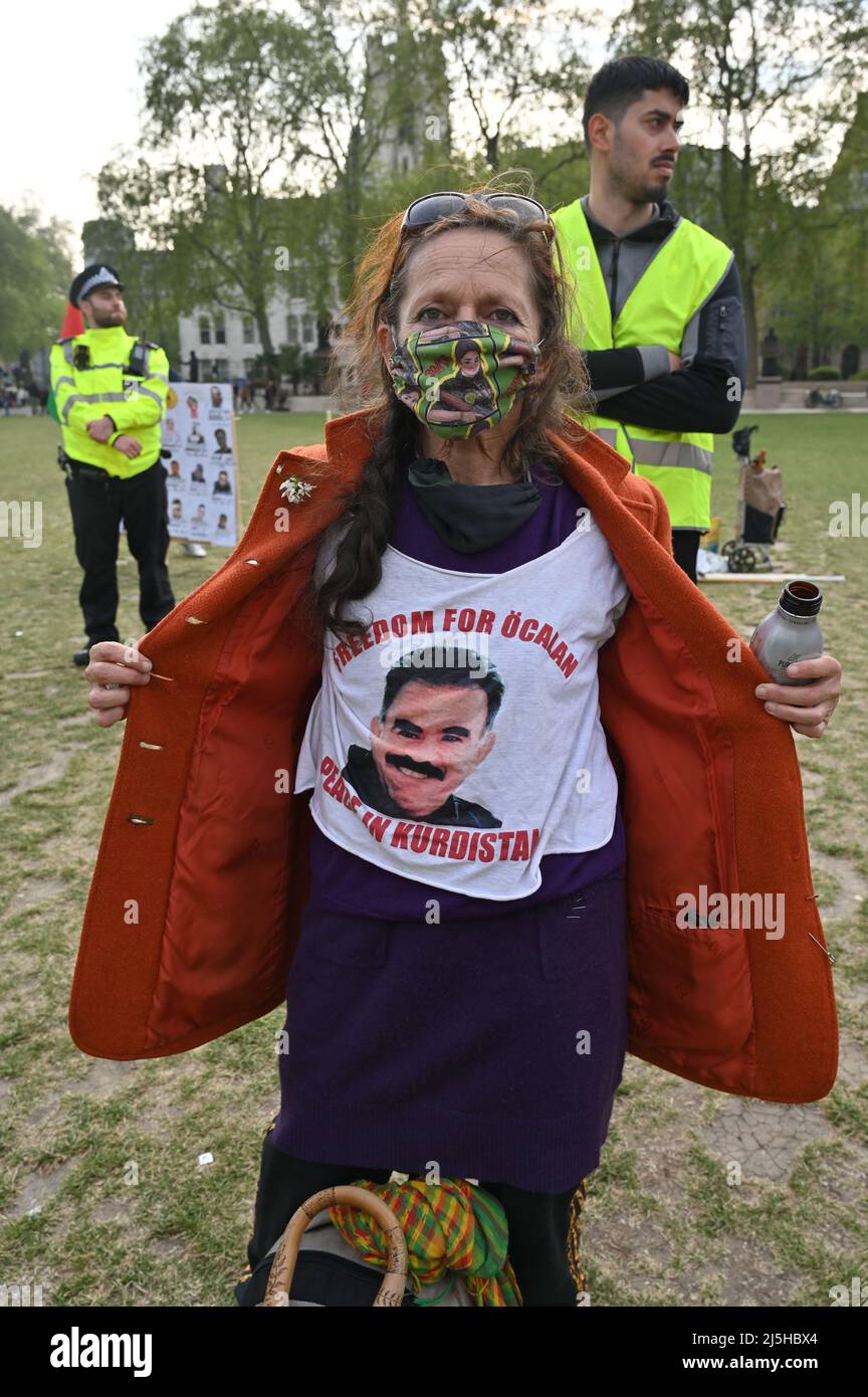 Kurdischer Protest gegen türkische Invasion in Kurdistan mit Parolen die Türken sind ein Terrorist des IS. Großbritannien stellt die Unterstützung der Türkei in Whitehall, London, Großbritannien, ein. - 23. April 2022. Stockfoto