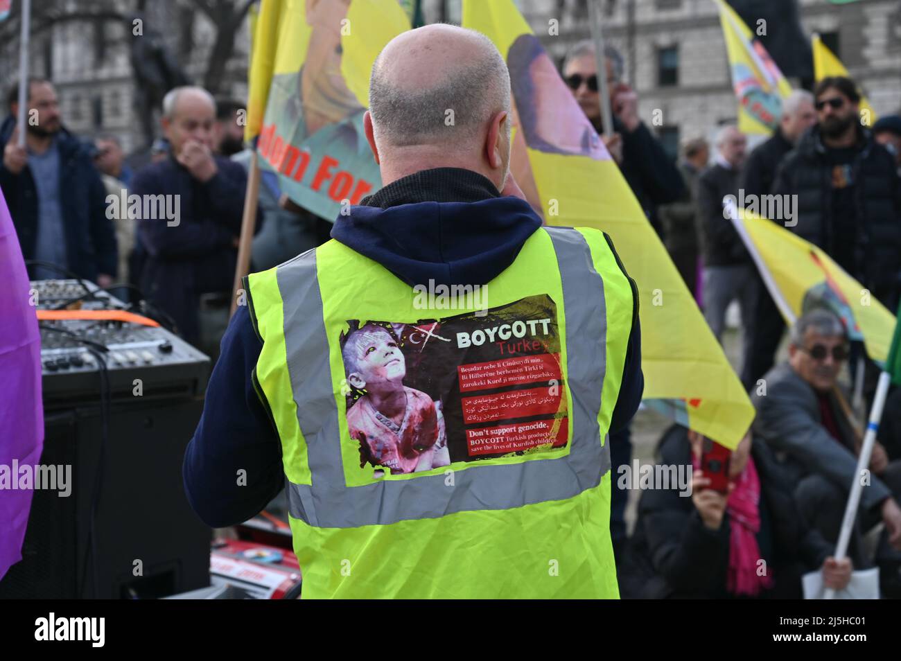 Kurdischer Protest gegen türkische Invasion in Kurdistan mit Parolen die Türken sind ein Terrorist des IS. Großbritannien stellt die Unterstützung der Türkei in Whitehall, London, Großbritannien, ein. - 23. April 2022. Stockfoto