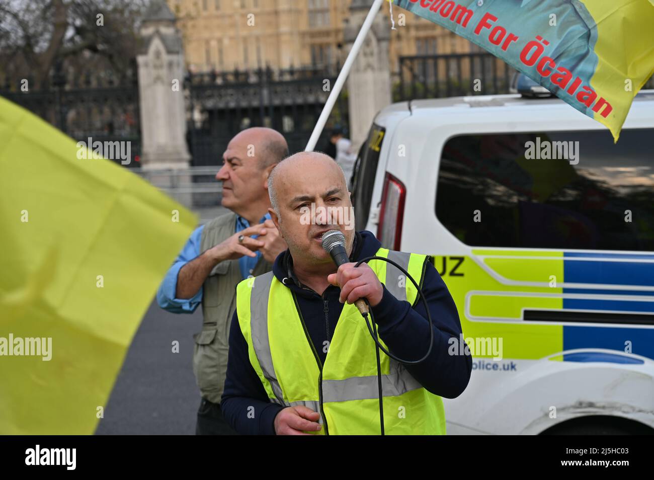 Kurdischer Protest gegen türkische Invasion in Kurdistan mit Parolen die Türken sind ein Terrorist des IS. Großbritannien stellt die Unterstützung der Türkei in Whitehall, London, Großbritannien, ein. - 23. April 2022. Stockfoto