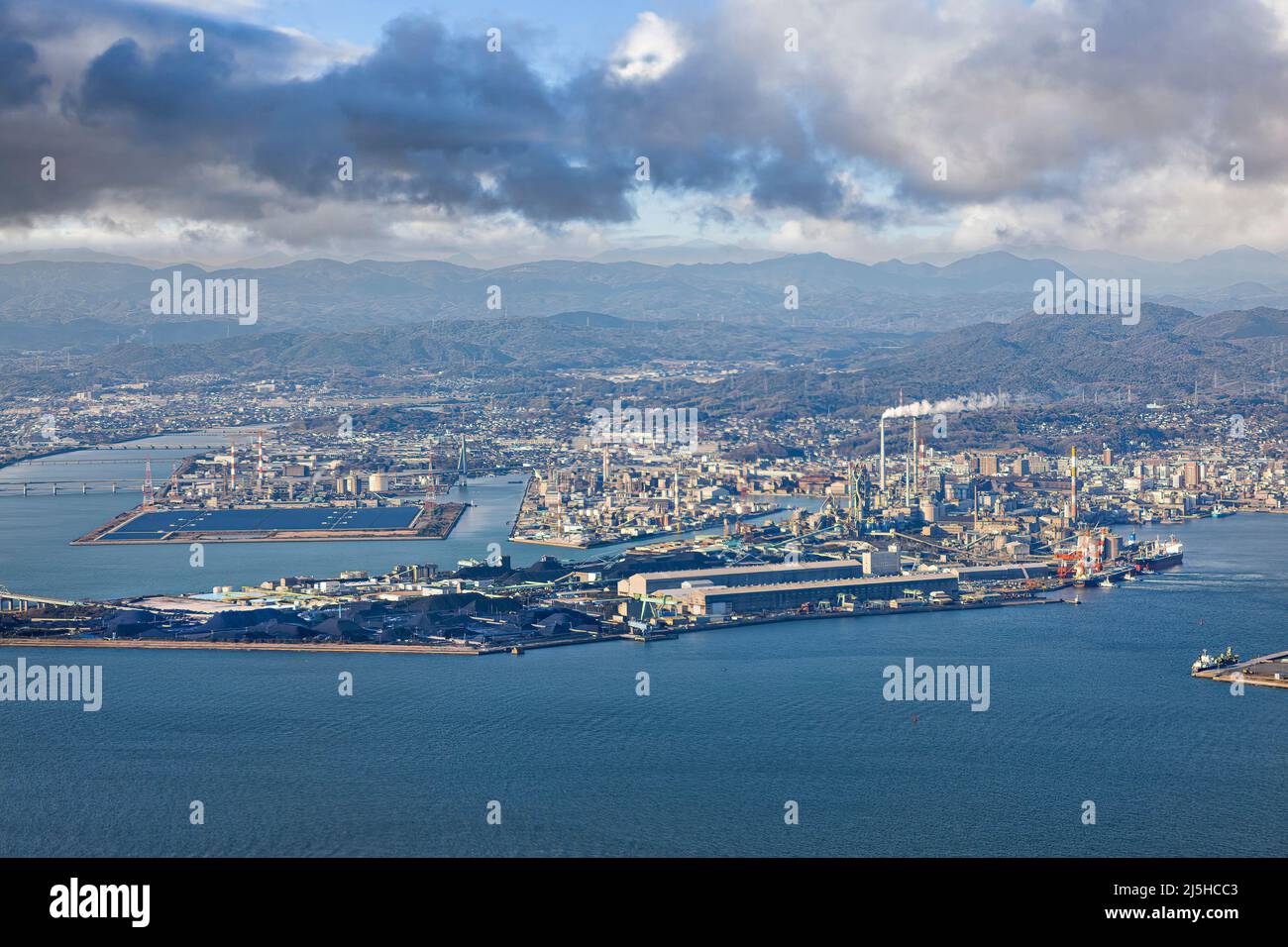Industrie mit Kohlebergwerken im Vordergrund auf aufgefortschonten Flächen, Yamaguchi, Japan Stockfoto