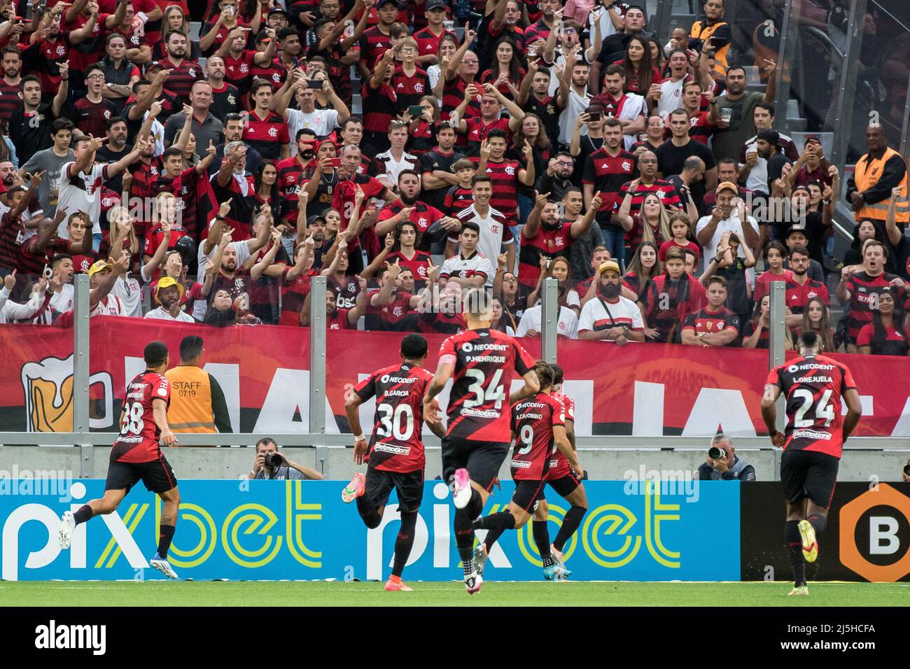 Curitiba, Brasilien. 23. April 2022. PR - Curitiba - 04/23/2022 - BRASILIANISCHER A 2022, ATHLETICO PR X FLAMENGO - Athletico-PR-Spieler David Terans feiert sein Tor mit Spielern aus seinem Team während eines Spiels gegen Flamengo im Stadion Arena da Baixada für die brasilianische Meisterschaft A 2022. Foto: Robson Mafra/AGIF/Sipa USA Quelle: SIPA USA/Alamy Live News Stockfoto