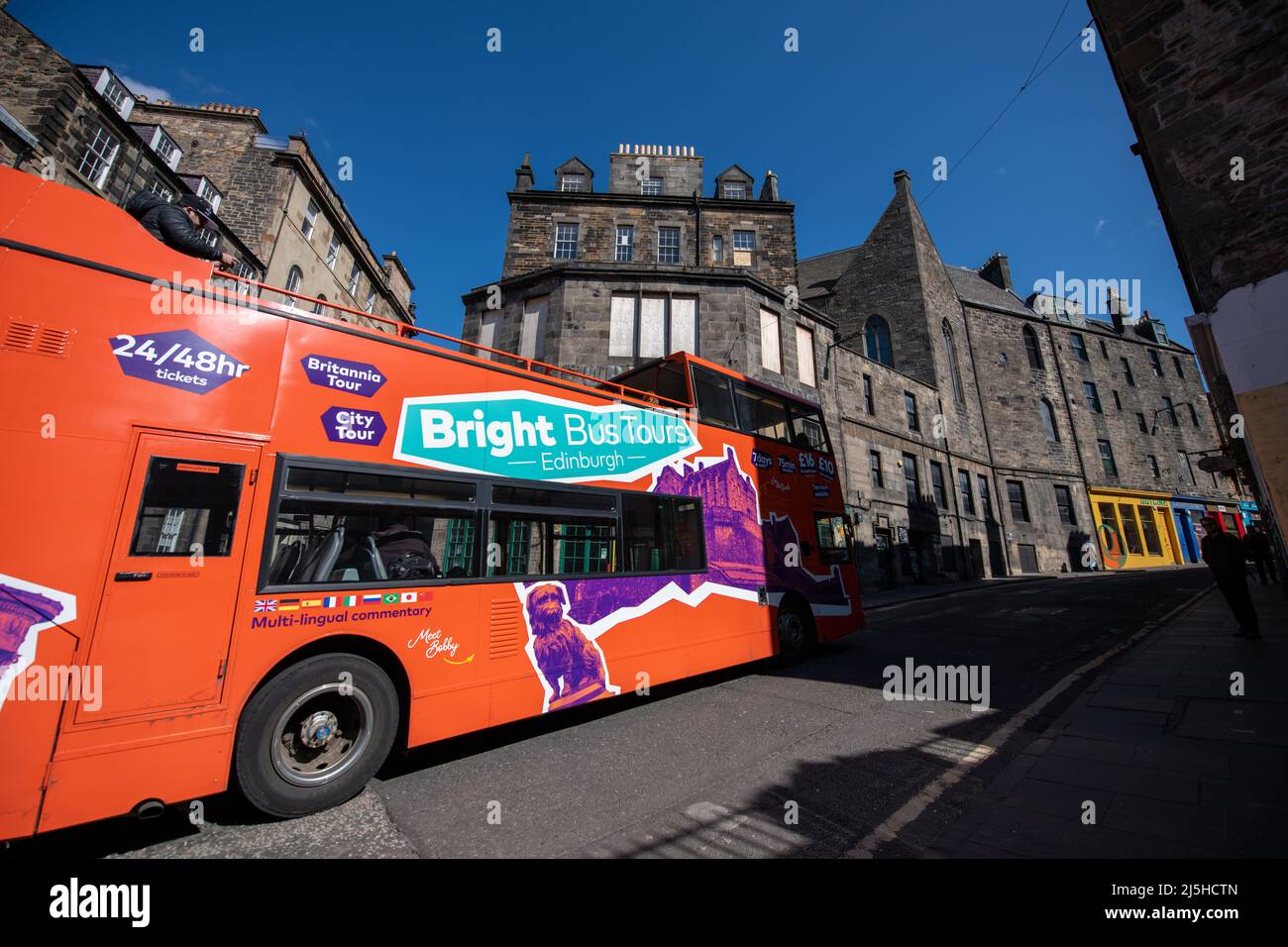 Touristenbus fährt die Candlemaker Row hinauf, Edinburgh, Schottland Stockfoto