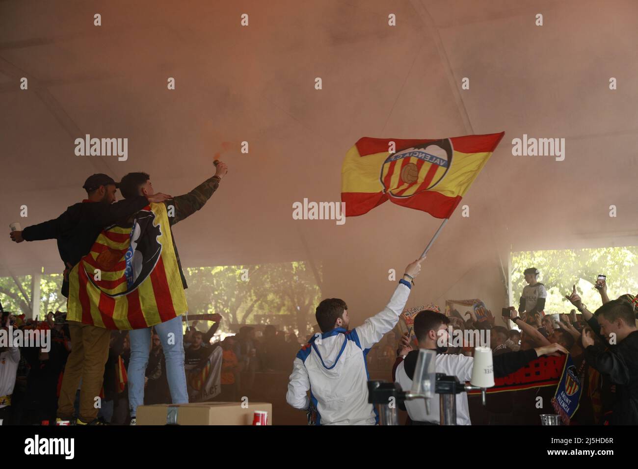 Valencia-Fans spielten während des Copa del Rey-Spiels zwischen Real Betis und Valencia CF am 23. April 2022 im La Cartuja-Stadion in Sevilla, Spanien. (Foto von Antonio Pozo / PRESSINPHOTO) Stockfoto