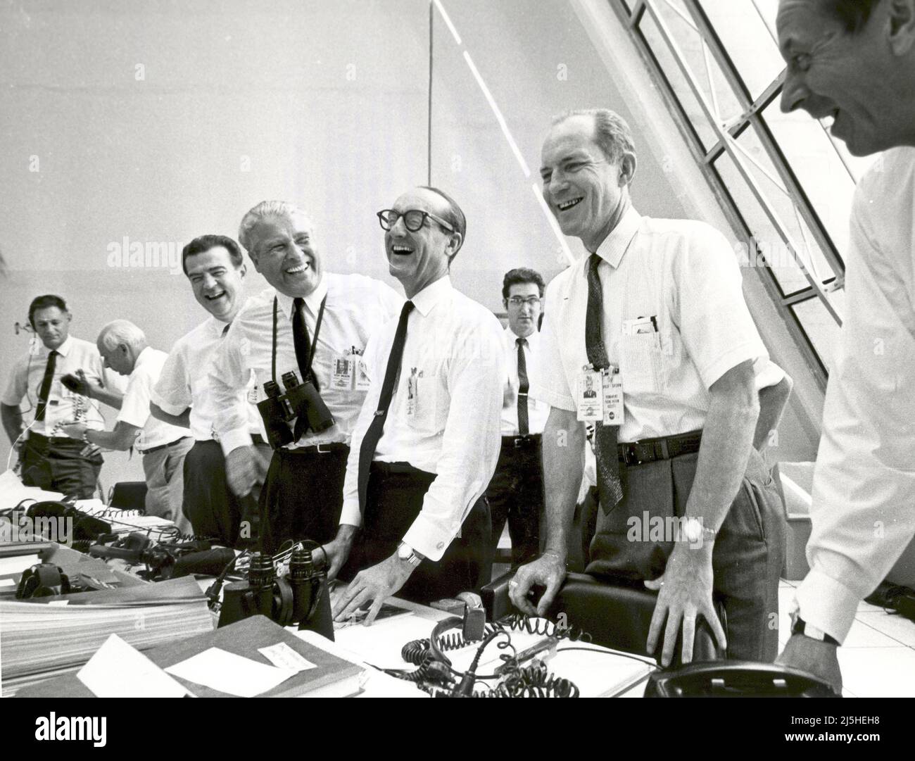 Apollo 11-Missionsbeamte entspannen sich nach dem erfolgreichen Apollo 11-Rettungseinsatz am 16. Juli 1969 im Launch Control Center. Von links nach rechts: Charles W. Mathews, stellvertretender Associate Administrator für bemannte Raumfahrt; Dr. Wernher von Braun, Direktor des Marshall Space Flight Center; George Mueller, Associate Administrator für das Büro für bemannte Raumfahrt; LT. Gen. Samuel C. Phillips, Direktor des Apollo Programms Stockfoto