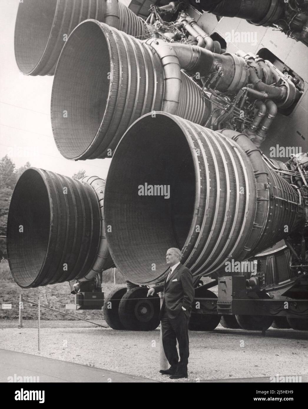 Wernher von Braun mit den F-1-Triebwerken des Saturn V erste Etappe im U.S. Space and Rocket Center Stockfoto