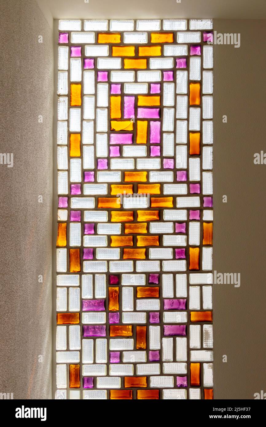Modernes Buntglas aus der Mitte des Jahrhunderts im Treppenhaus des Hotels giralda de Catalonia in Sevilla, Spanien Stockfoto