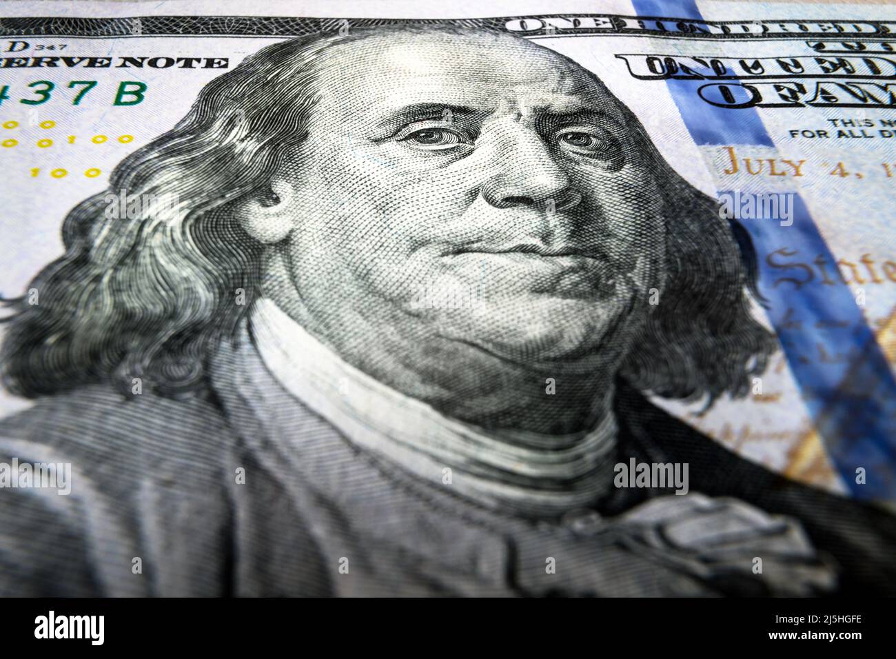 100 US-Dollar-Schein aus nächster Nähe, Benjamin Franklin-Porträt auf US-Dollar-Schein. Makroaufnahme von Papiergeld, einhundert-Dollar-Banknoten aus der Nähe. Konzept von Stockfoto