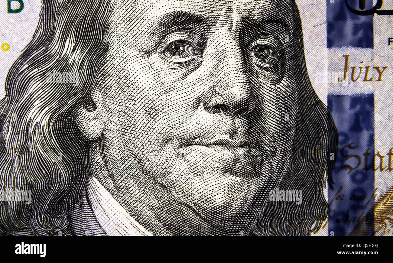 Makroansicht der 100-Dollar-Banknote, Benjamin Franklin-Porträt auf einer 100-Dollar-Banknote aus nächster Nähe. USD-Papiergeld mit den Augen des Präsidenten, Gesicht auf dol Stockfoto