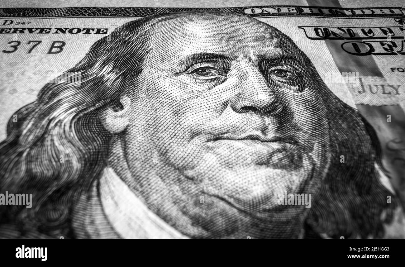 Benjamin Franklin Porträt auf US-Dollar-Schein, einhundert US-Dollar-Schein aus der Nähe. Makroaufnahme von Papiergeld in Schwarz und Weiß, Präsident steht nahe Stockfoto