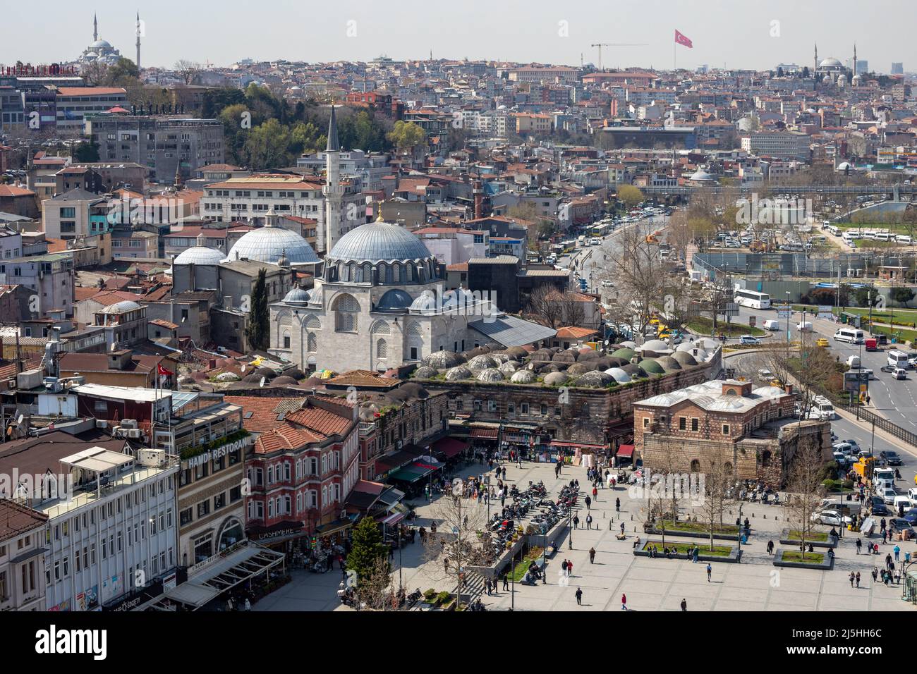 Blick auf die Rustem Pasha Moschee im Hasircilar Basar im Tahtakale-Viertel des Fatih-Viertels von Istanbul, Türkei Stockfoto