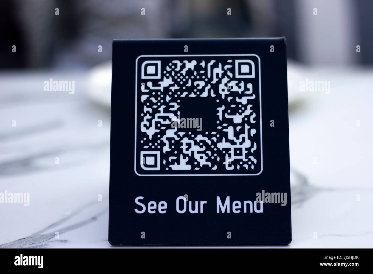 Tabelle QR-Code-Generator. Mit dem abstrakten Restaurant-Menü QR-Code-Konzept werden Ihre Bestellungen mit Hilfe von Technologie erteilt. Stockfoto