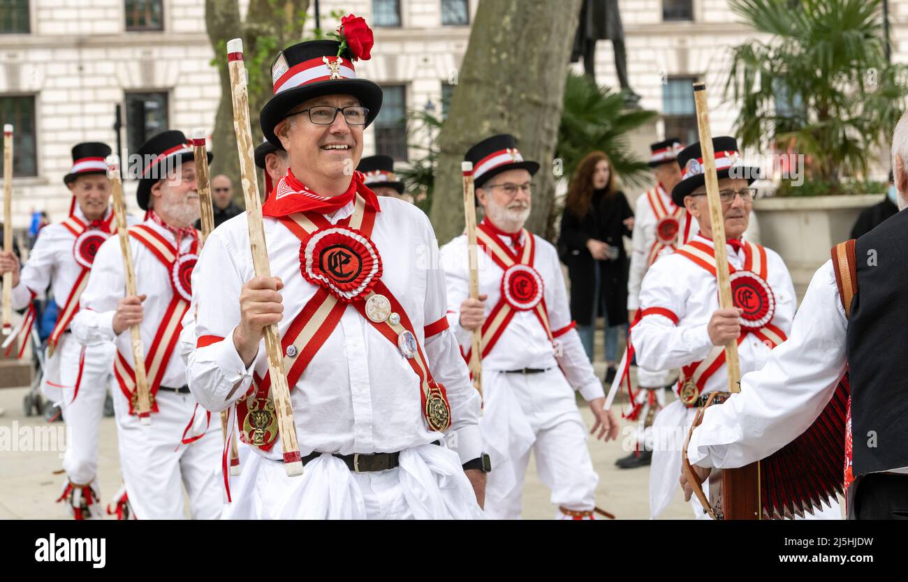 London, Großbritannien. 23. April 2022. Ewell St. Mary's Morris Männer tanzen am St. George's Day auf dem Parliament Square London Quelle: Ian Davidson/Alamy Live News Stockfoto