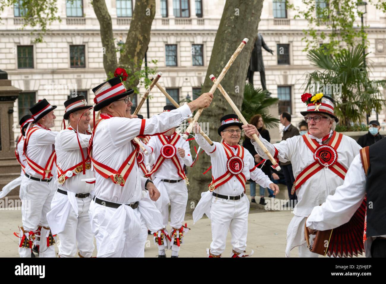 London, Großbritannien. 23. April 2022. Ewell St. Mary's Morris Männer tanzen am St. George's Day auf dem Parliament Square London Quelle: Ian Davidson/Alamy Live News Stockfoto