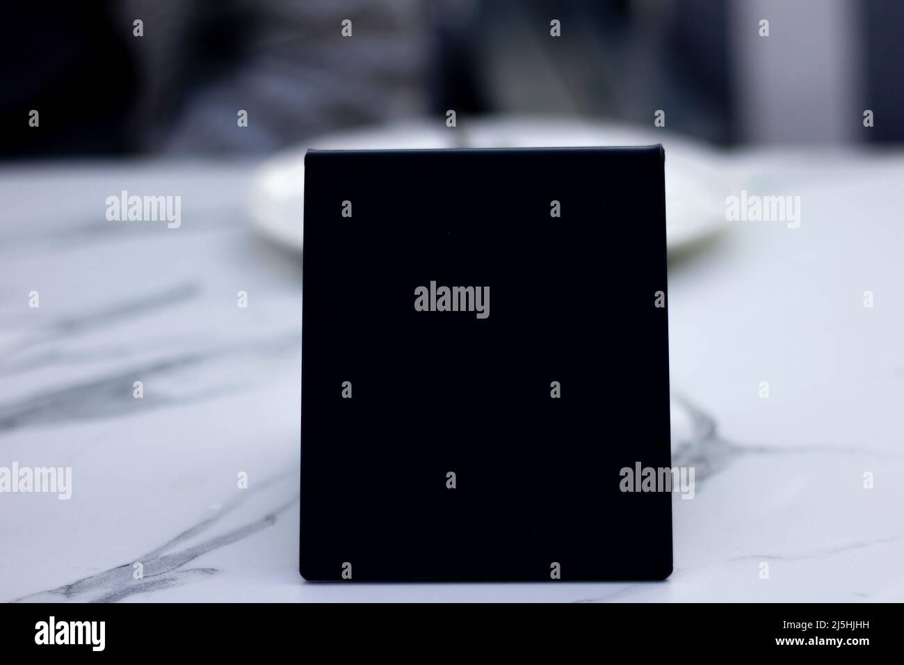 Abstrakt leerer schwarzer isolierter Tisch im Restaurant-Stil. Kann für QR oder Werbung verwendet werden. Stockfoto
