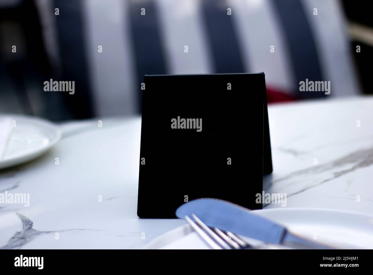 Abstrakt leerer schwarzer isolierter Tisch im Restaurant-Stil. Kann für QR oder Werbung verwendet werden. Stockfoto