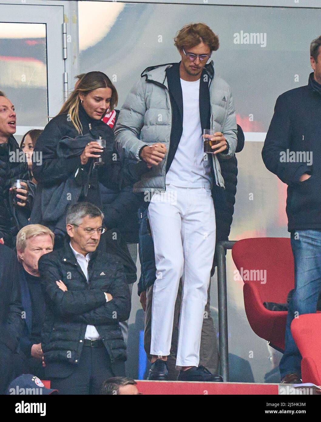 Tennisprofi Sascha Zverev mit Freundin Sophia Thomalla im Spiel FC BAYERN MÜNCHEN - BORUSSIA DORTMUND 1. Deutsche Fußballliga am 23. April 2022 in München, Deutschland. Saison 2021/2022, Spieltag 31, 1.Bundesliga, München, 31.Spieltag. FCB, BVB © Peter Schatz / Alamy Live News - die DFL-VORSCHRIFTEN VERBIETEN DIE VERWENDUNG VON FOTOS als BILDSEQUENZEN und/oder QUASI-VIDEO - Stockfoto