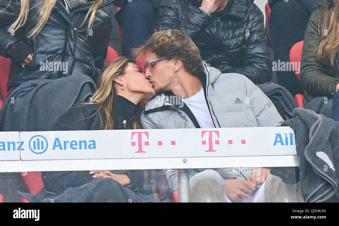 Tennisprofi Sascha Zverev mit Freundin Sophia Thomalla im Spiel FC BAYERN MÜNCHEN - BORUSSIA DORTMUND 1. Deutsche Fußballliga am 23. April 2022 in München, Deutschland. Saison 2021/2022, Spieltag 31, 1.Bundesliga, München, 31.Spieltag. FCB, BVB © Peter Schatz / Alamy Live News - die DFL-VORSCHRIFTEN VERBIETEN DIE VERWENDUNG VON FOTOS als BILDSEQUENZEN und/oder QUASI-VIDEO - Stockfoto