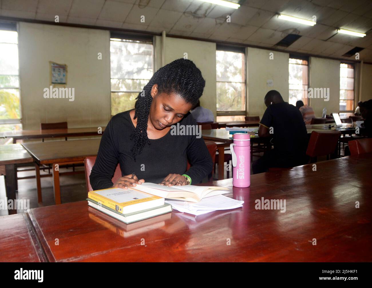 Kampala, Uganda. 23. April 2022. Ein Student liest am 23. April 2022 anlässlich des Weltbuchtages in der Bibliothek der Makerere University in Kampala, Uganda, ein Buch. Quelle: Nichola Kajoba/Xinhua/Alamy Live News Stockfoto