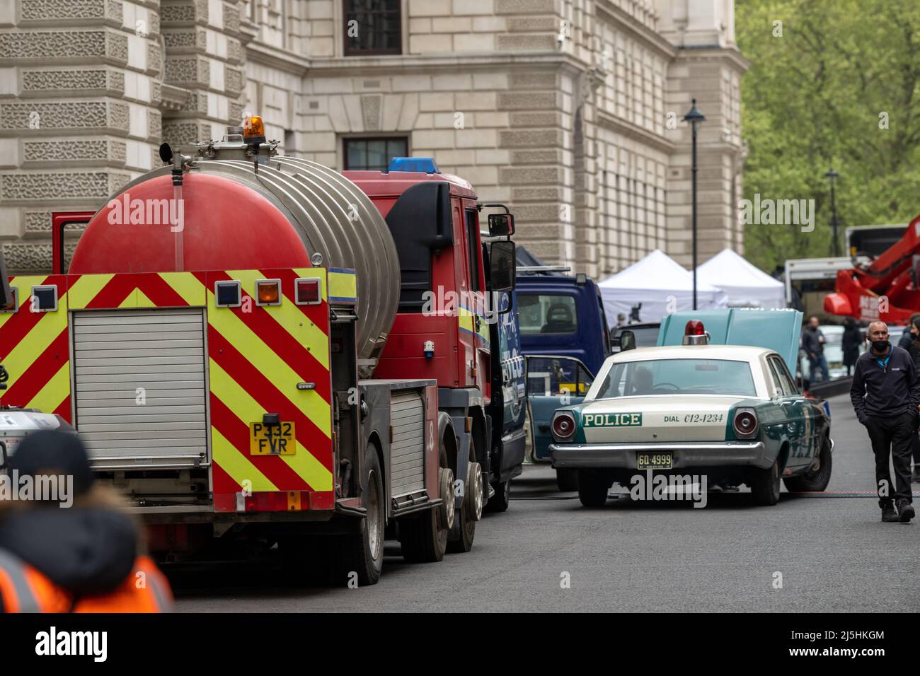 London, Großbritannien. 23. April 2022. Film, der vor dem Foreign and CommenWealth Office in der King Charles Street, London, Großbritannien, gedreht wurde. Quelle: Ian Davidson/Alamy Live News Stockfoto