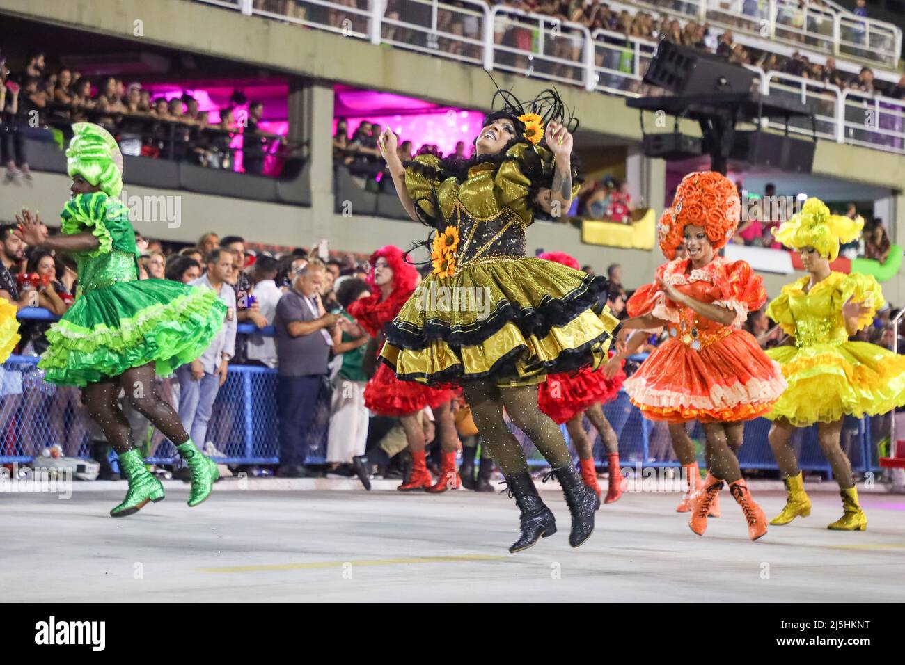 Rio De Janeiro, Brasilien . 23. April 2022. RIO DE JANEIRO, RJ, 23.04.2022 - CARNAVAL-RJ - Integrantes da São Clemente durante desfile das Escolis de Samba do grupo Especial no Carnaval 2022 na Marquês de Sapucaí no Rio de Janeiro na madrugada deste sábado 23 de abril. (Foto: William Volcov/Brazil Photo Press/Folhapress) Quelle: Brazil Photo Press/Alamy Live News Stockfoto