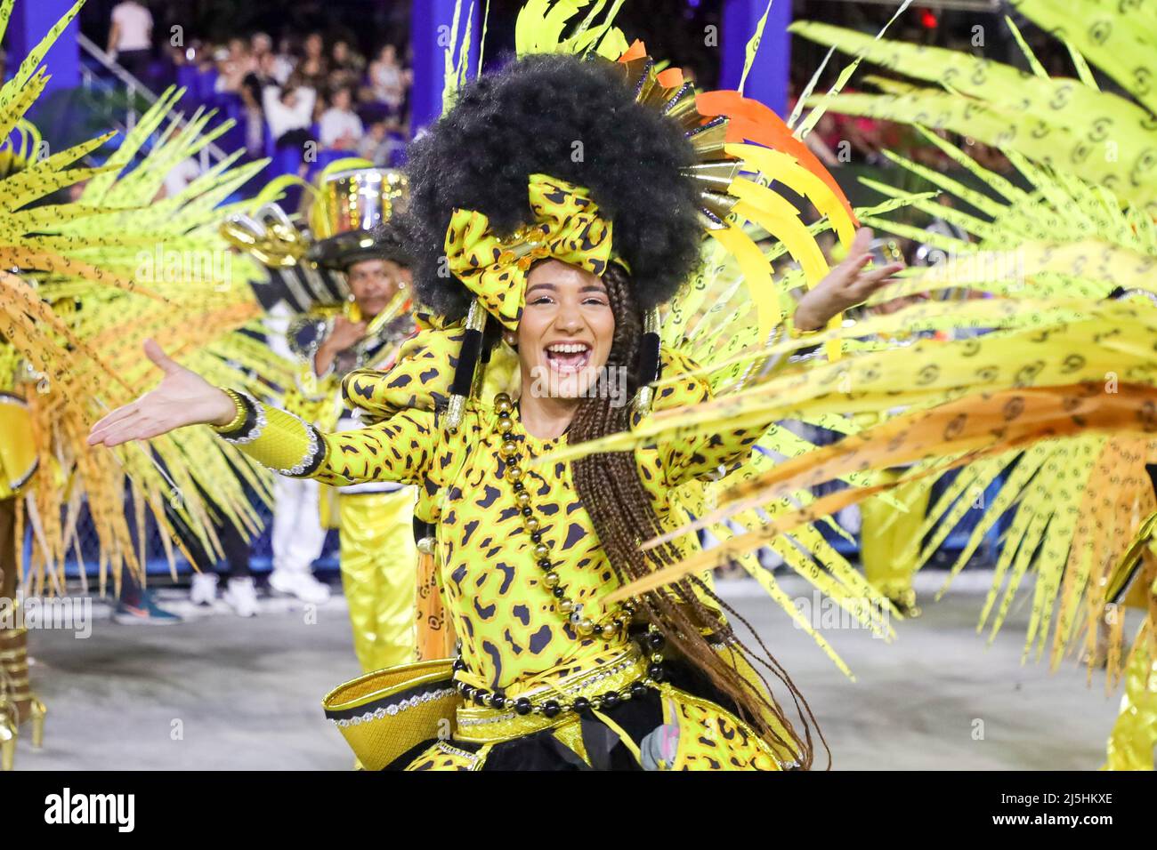 Rio De Janeiro, Brasilien . 23. April 2022. RIO DE JANEIRO, RJ, 23.04.2022 - CARNAVAL-RJ - Integrantes da São Clemente durante desfile das Escolis de Samba do grupo Especial no Carnaval 2022 na Marquês de Sapucaí no Rio de Janeiro na madrugada deste sábado 23 de abril. (Foto: William Volcov/Brazil Photo Press/Folhapress) Quelle: Brazil Photo Press/Alamy Live News Stockfoto